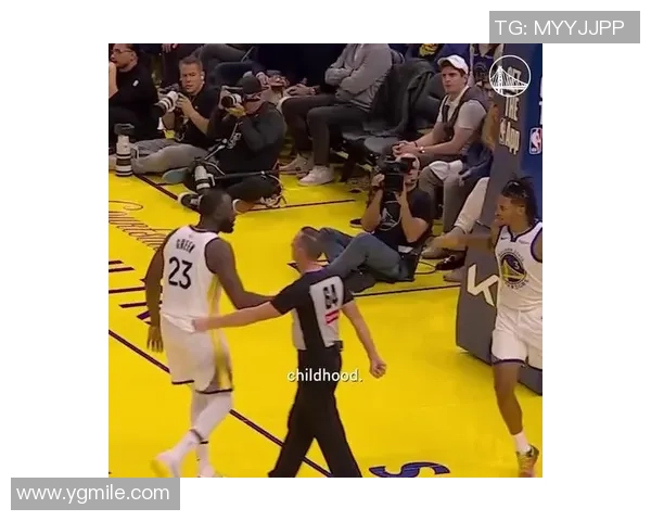 库里与足球明星进行精彩切磋展现运动员之间的默契与挑战