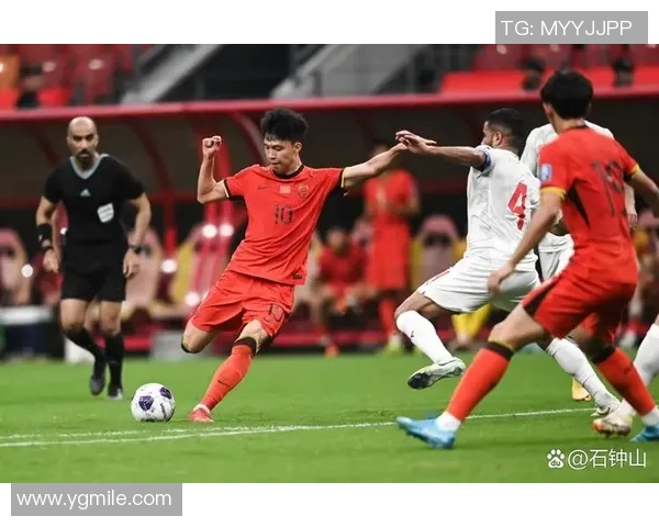 足球明星与儿子同场竞技父子默契瞬间引发全场瞩目